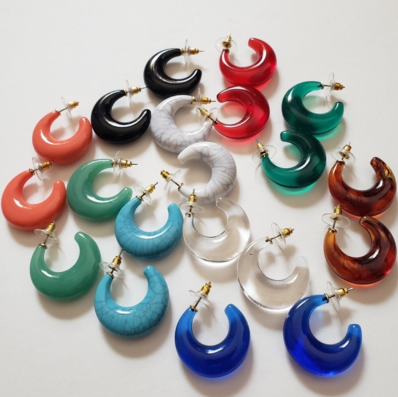 10 Pairs of Joan Rivers Lucite Hoop Earrings - Picture 2 of 16